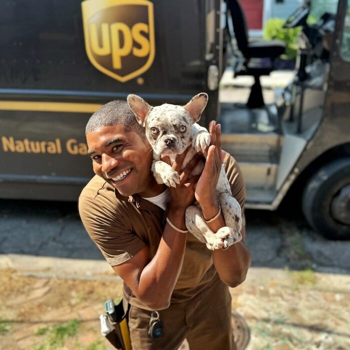 UPS Guy Takes Selfies With All The Neighborhood Dogs While Delivering Parcels (28 New Pics)