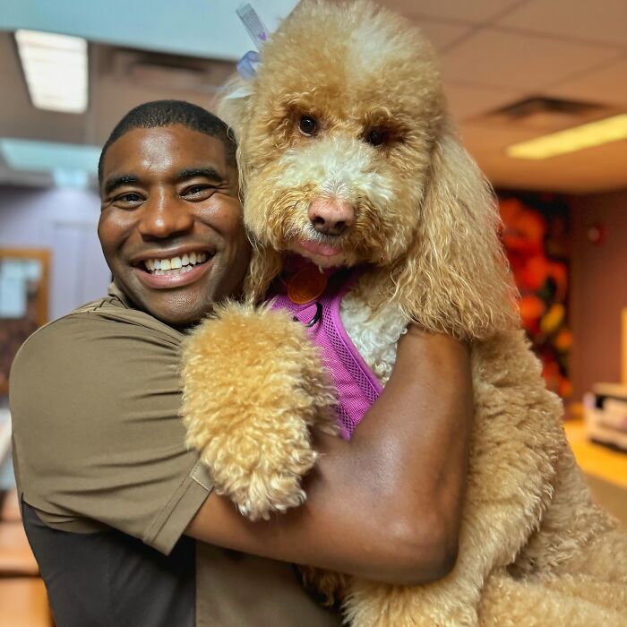 UPS Guy Takes Selfies With All The Neighborhood Dogs While Delivering Parcels (28 New Pics)