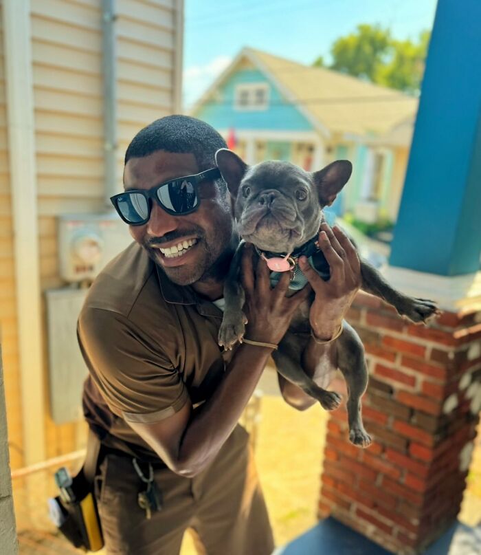 UPS Guy Takes Selfies With All The Neighborhood Dogs While Delivering Parcels (28 New Pics)