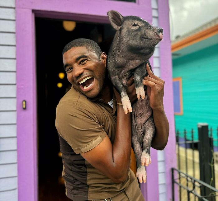 UPS Guy Takes Selfies With All The Neighborhood Dogs While Delivering Parcels (28 New Pics)