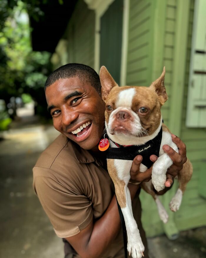 UPS Guy Takes Selfies With All The Neighborhood Dogs While Delivering Parcels (28 New Pics)