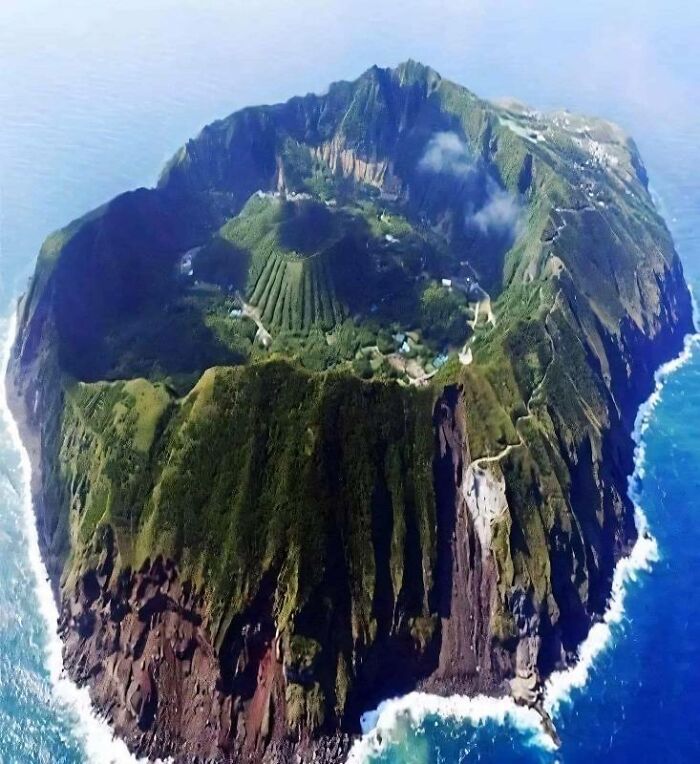 La Isla De Aogashima En Japón. Aogashima es una isla volcánica del archipiélago de Izu, en el mar de Filipinas, a unas 222 millas al sur de Tokio 