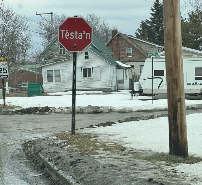 Señal de stop escrita en lenguaje Mohawk, al norte del estado de Nueva York