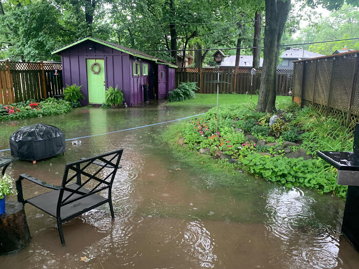 El patio de mis padres ahora mismo, con menos de 20 minutos de lluvia. Estaba seco esta mañana