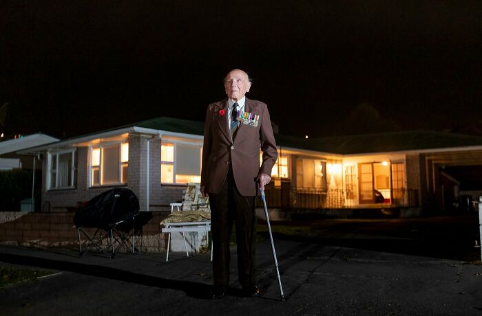 Ron Hermanns (108 años), el veterano de la Segunda Guerra Mundial más anciano de Nueva Zelanda, en la entrada de su casa el Día de Anzac de 2020.