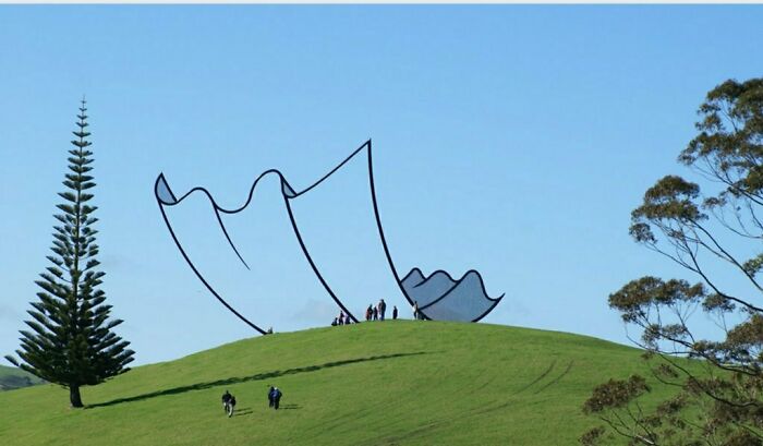 Hay una escultura gigante en Nueva Zelanda que crea la ilusión de ser un trozo de papel de dibujos animados en lo alto de una colina