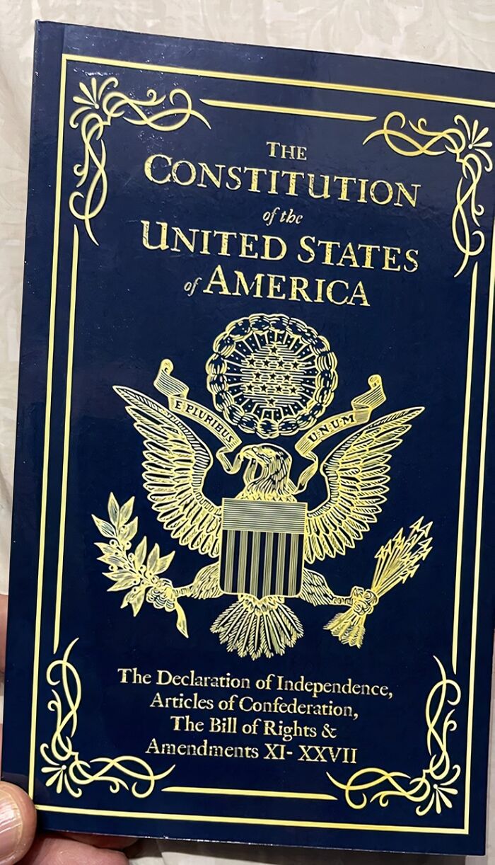  The Constitution Of The United States Of America: The Declaration Of Independence, The Bill Of Rights: This Isn't Just A Book, It's The Bedrock Of American Democracy. A Compilation Of The Most Important Documents In American History, It's A Reminder Of The Ideals That Shaped The Nation And Continue To Guide It Today