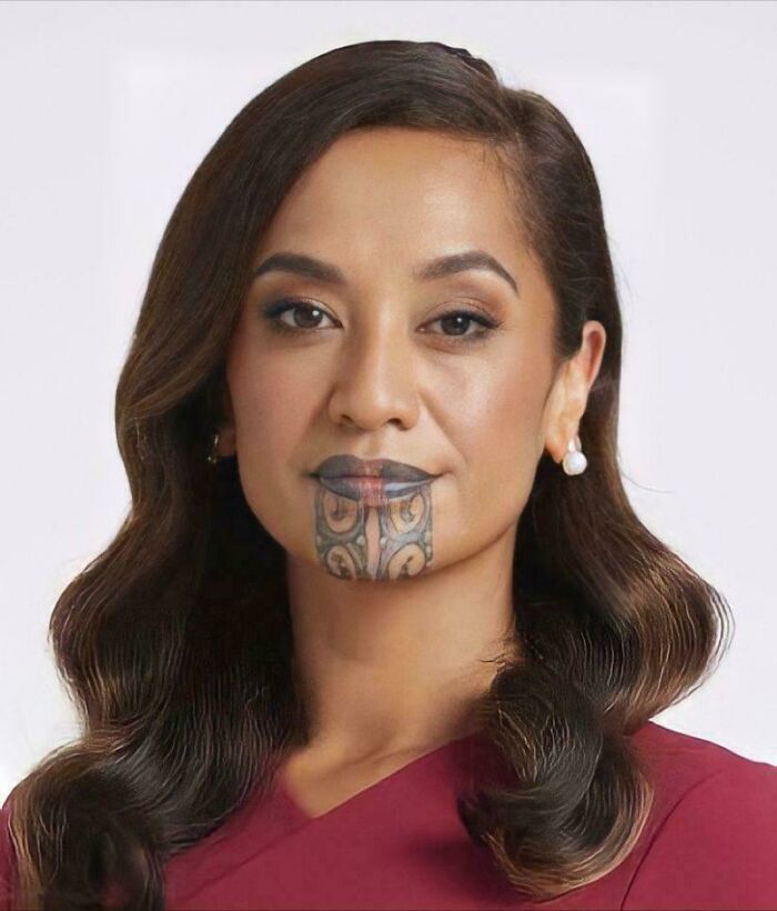 Oriini Kaipara, presentadora del prime time de 1news en Nueva Zelanda, lleva el tatuaje tradicional en la cara para las mujeres maoríes.