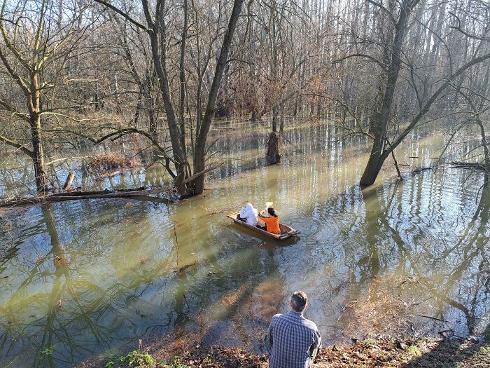 Mis hermanos utilizan una bañera para explorar el bosque inundado por el rio Donau en Hungría