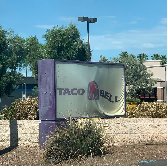 Cartel de Taco bell derritiendose en Arizona