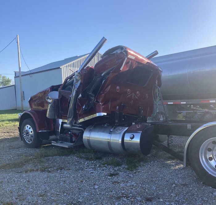 Este es el camión que se estrelló contra el tornado en Iowa