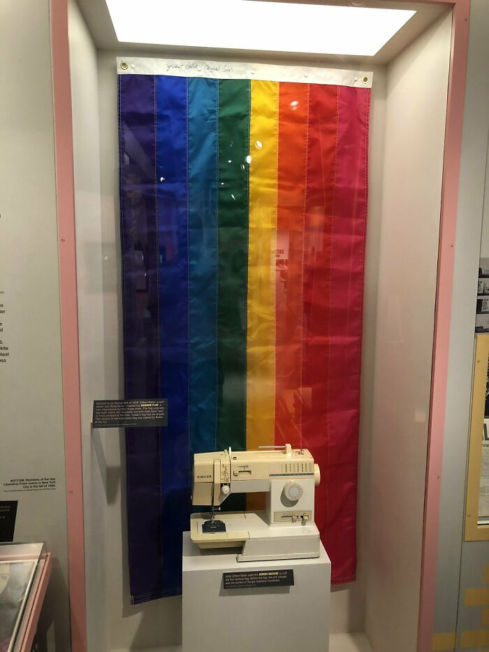 La bandera original del Orgullo Gay y la máquina de coser con la que se hizo