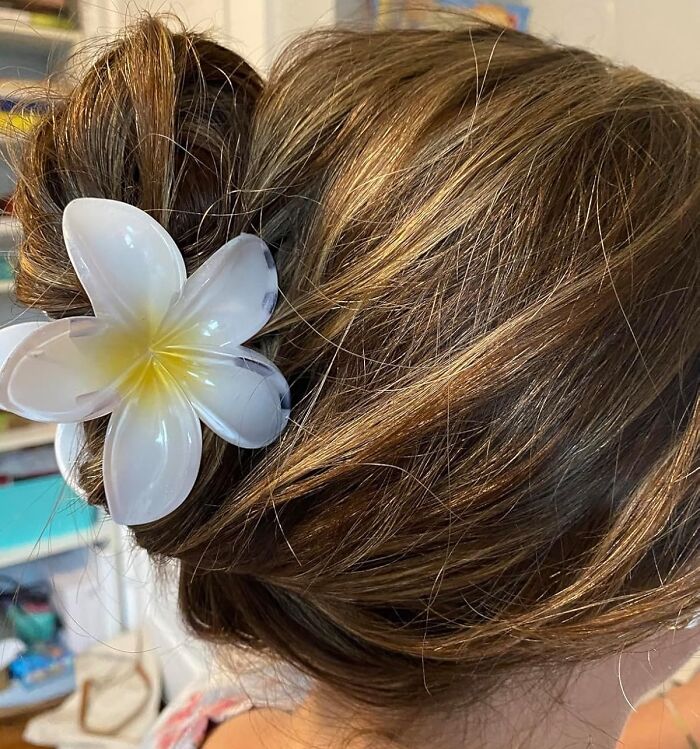 These Flower Hair Clips Will Make You Feel Like You're Walking Through A Meadow, Even If You're Just Stuck In Traffic