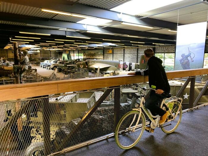 El Museo Nacional Holandés de la II Guerra Mundial cuenta con un carril bici público gratuito