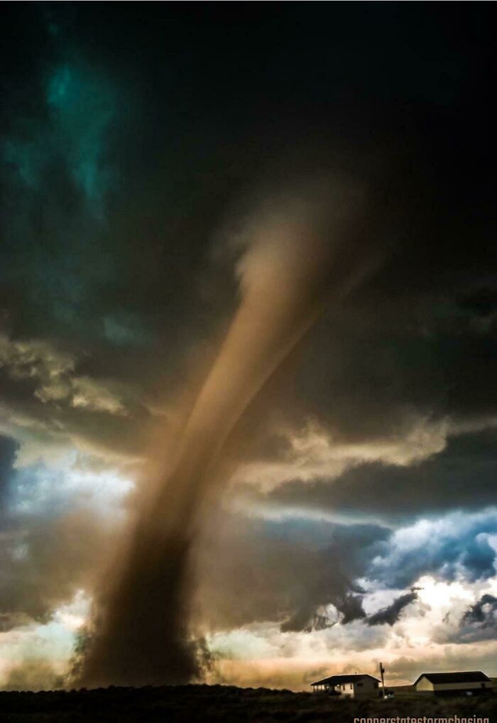 Un tornado Ef2 en Colorado, EE.UU., se acerca a una casa 