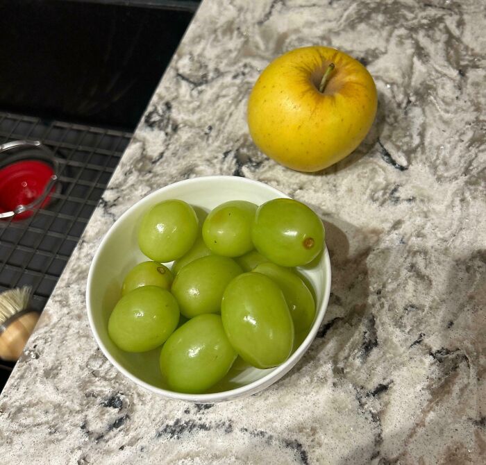 Las uvas que compré son del tamaño de patatas pequeñas. Manzana para comparar