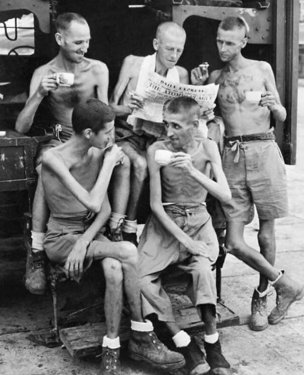 Prisioneros británicos liberados del cautiverio japonés en Singapur, 1945