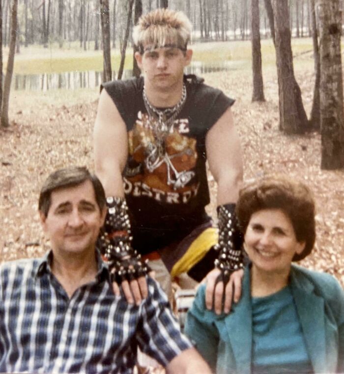 Mis padres aguantándome en 1987 durante mi fase de skater / Billy Idol