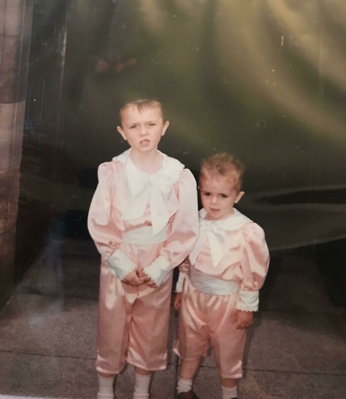 Mi madre nos encargó estos trajes para una boda. Somos chicos.