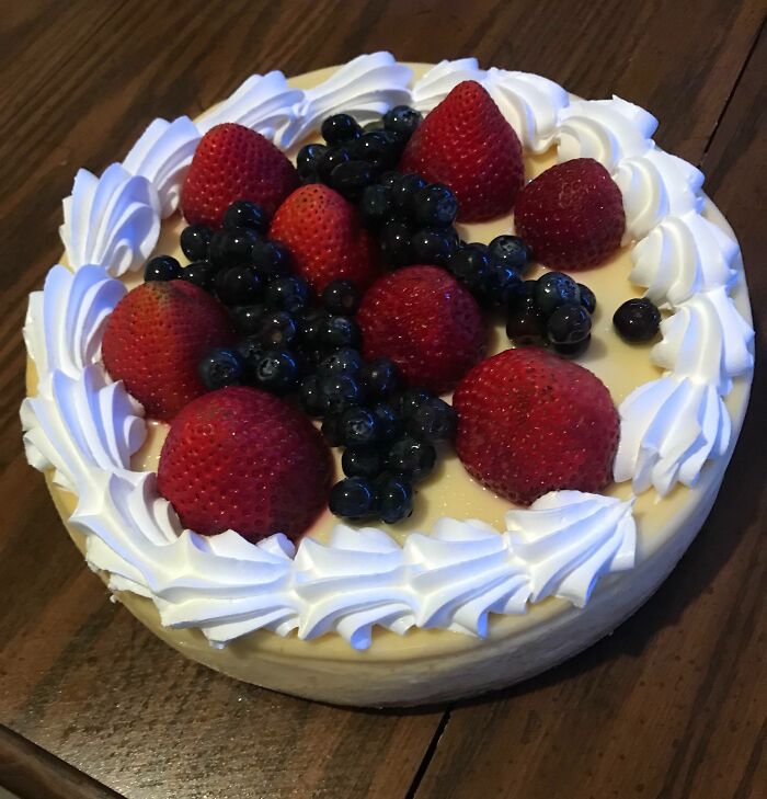 If Your Cheesecake Has Any Cracks: Just “Decorate” It In Fruit