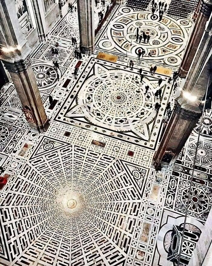 El intrincado mosaico del suelo de la catedral de Santa María del Fiore en Florencia, Italia