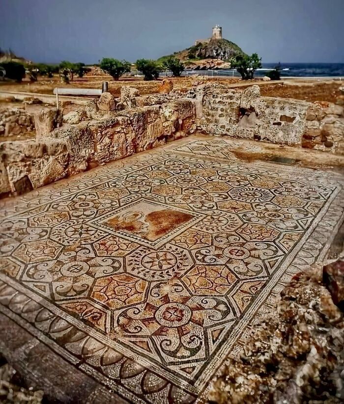 Mosaico romano en la Casa del Tetrástilo del Parque Arqueológico de Pula en Nora, Cerdeña, Italia. Siglo II d. C.