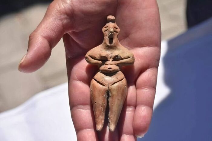 An 8,000 Year-Old Clay Statuette Has Been Discovered At The Neolithic Site Of Ulucak Mound In Izmir, Western Türkiye