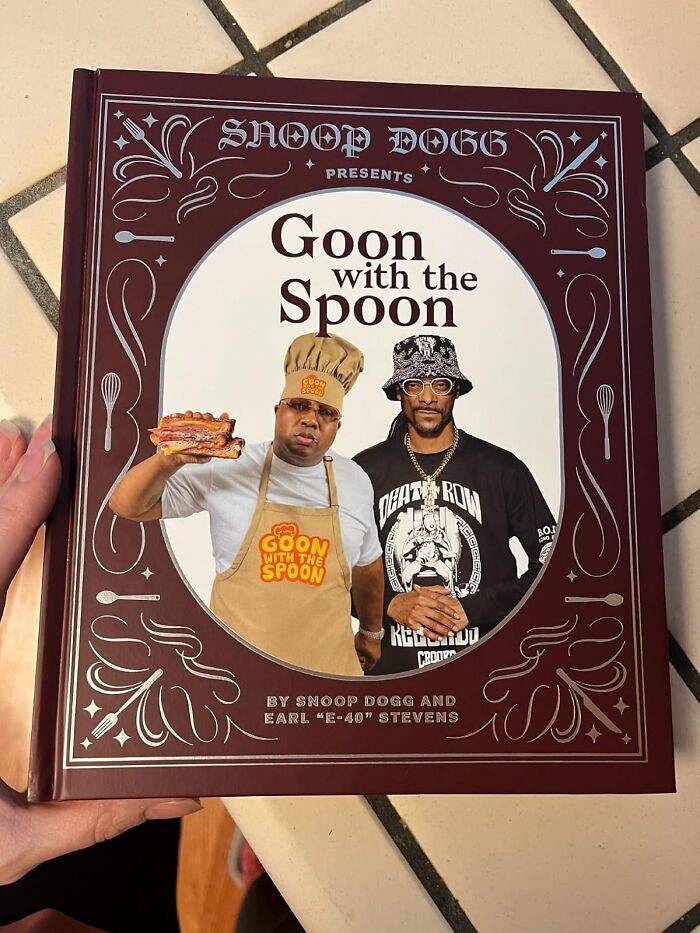  Snoop Dogg Presents Goon With The Spoon: Because Even Gangstas Gotta Eat, And Who Better To Teach You How To Whip Up Some Fire Dishes Than Snoop Dogg And E-40? Forget The Munchies, This Cookbook Will Have You Feeling Like A Culinary G. Fo' Shizzle