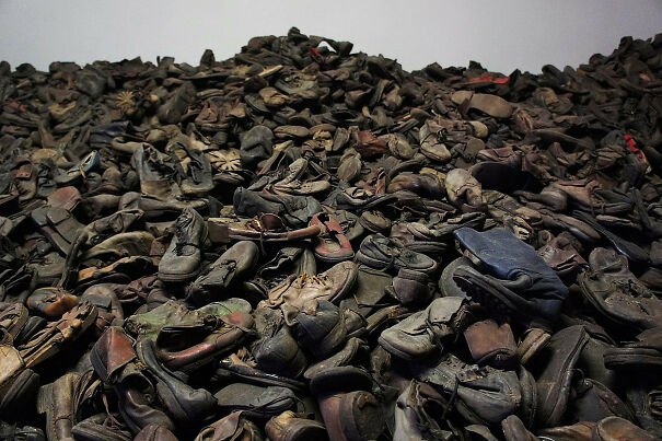 Auschwitz_Muzeum_Shoes-1320x880-1.jpg