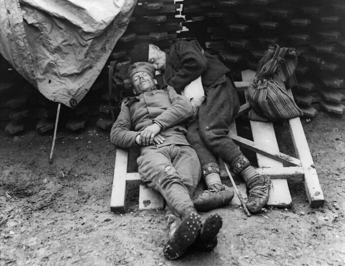 Un soldado serbio duerme con su padre que vino a visitarle al frente, cerca de Belgrado, 1914/1915