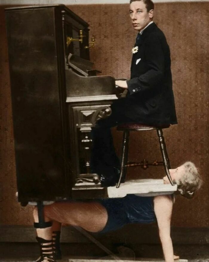 Una forzuda del circo sostiene un piano sobre el pecho, 1920