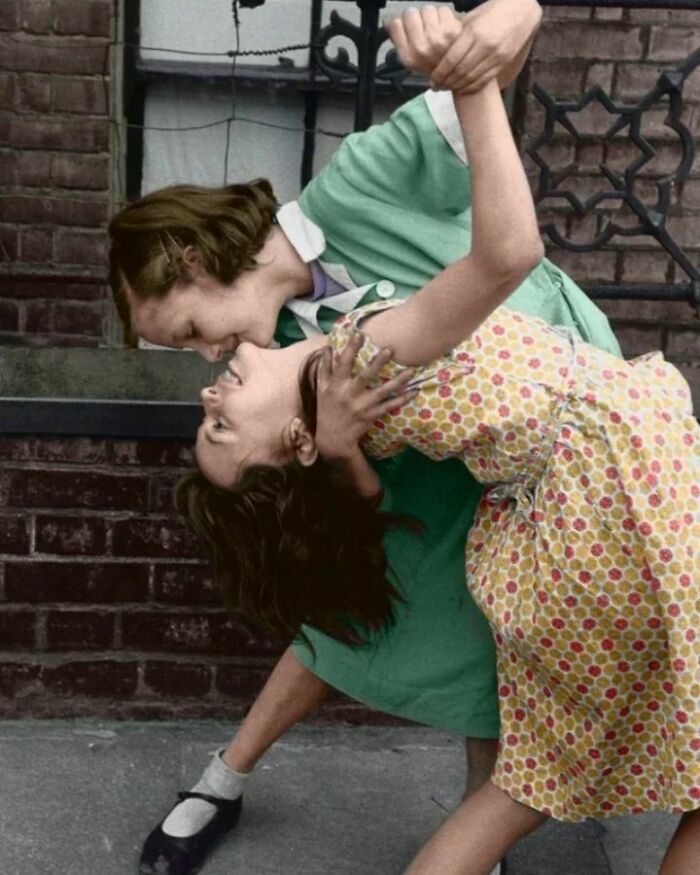 Dos chicas bailando en las calles de Londres, 1954