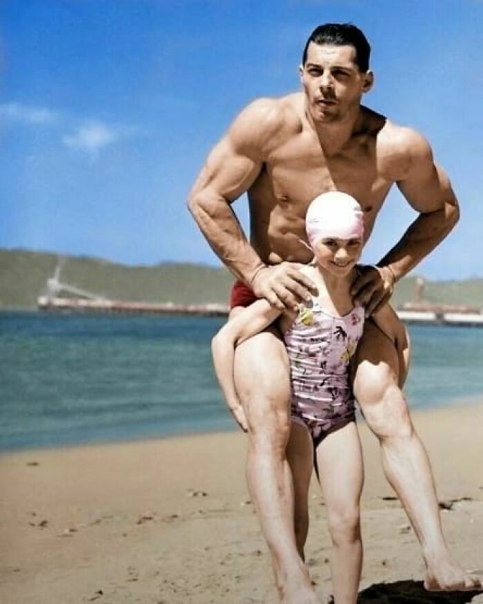 Patricia O'keefe, una niña de 8 años carga a Wayne Long, un hombre de 90 kg, a la espalda en una inusual demostración de fuerza, 1940.