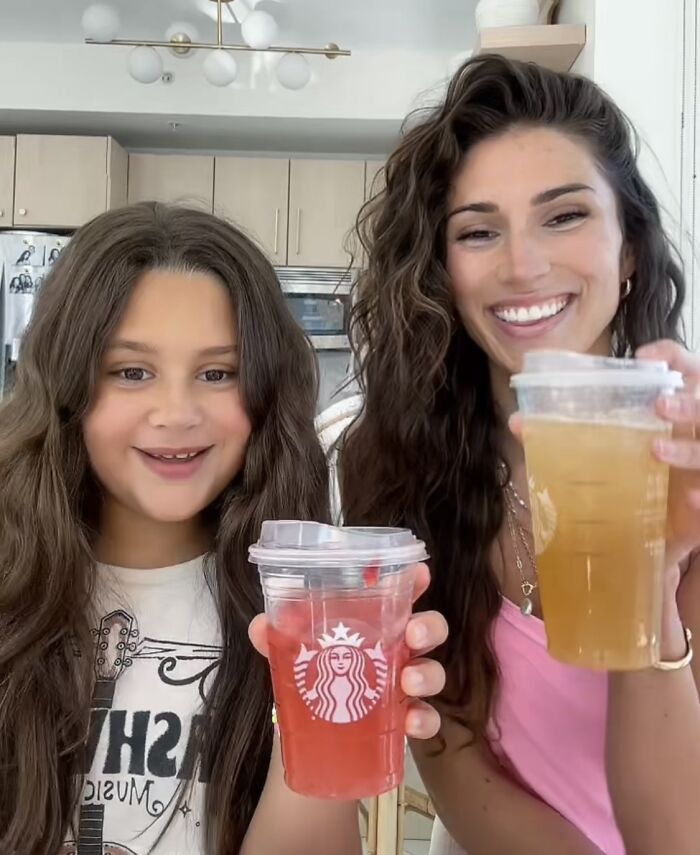 Adult Woman And 10 Y.O. Girl Share A Flight, Becoming BFFs In The Most Adorable Way