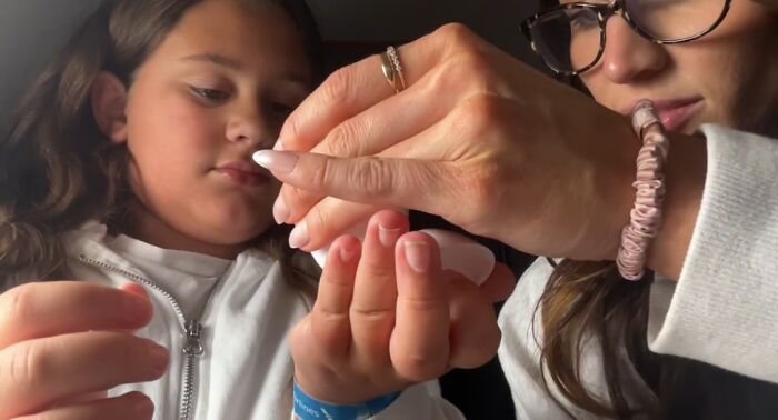 Adult Woman And 10 Y.O. Girl Share A Flight, Becoming BFFs In The Most Adorable Way