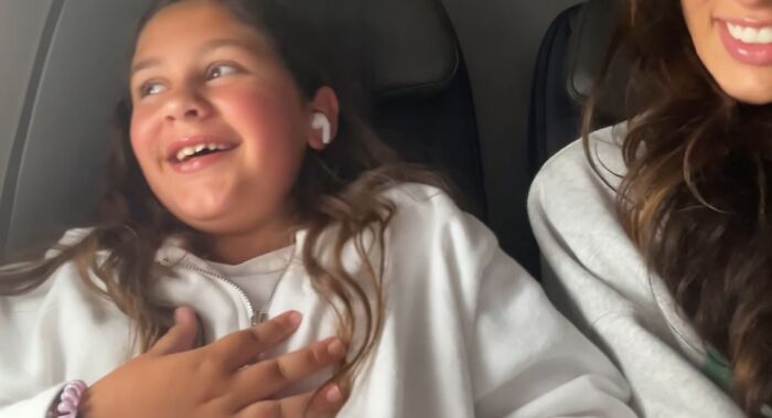 Adult Woman And 10 Y.O. Girl Share A Flight, Becoming BFFs In The Most Adorable Way