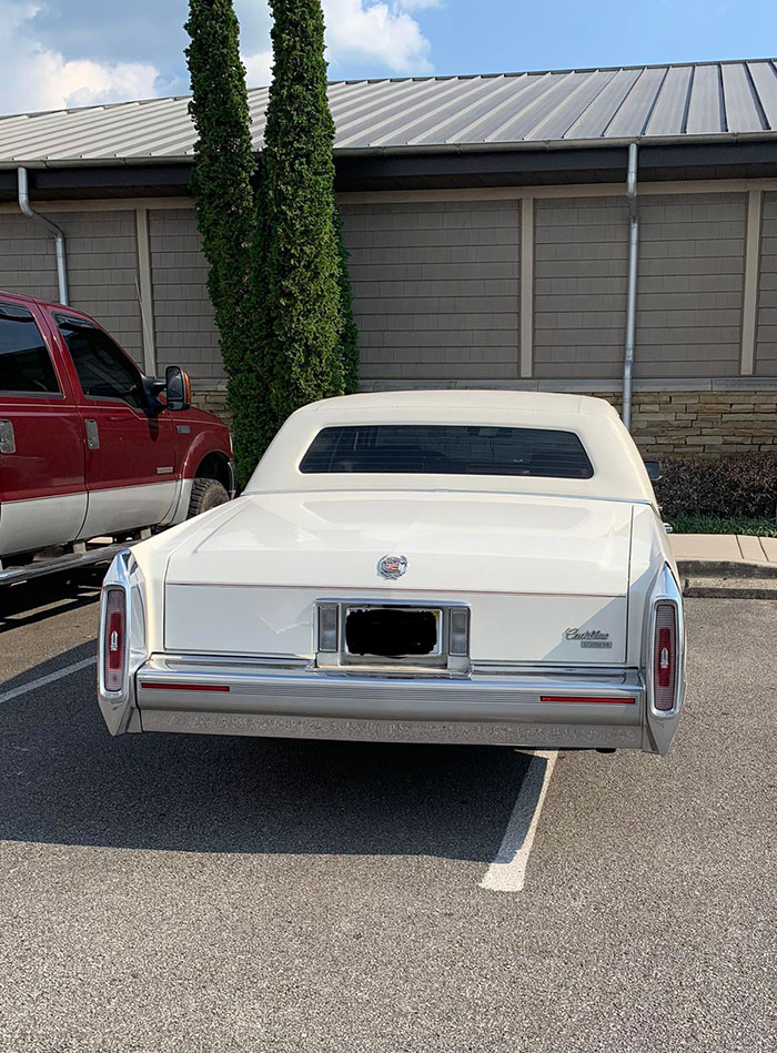 Mi padre suele aparcar en plazas para minusválidos o sobre ellas. Esto es en un centro médico. El estacionamiento estaba casi vacío