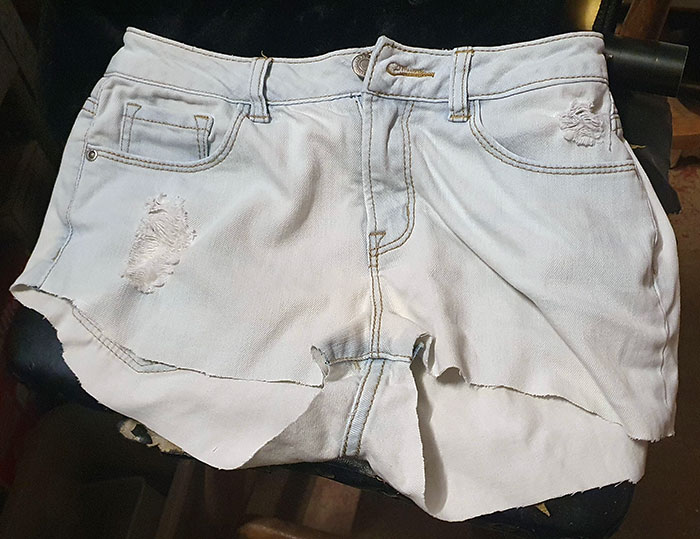 Mi madre se encargó de cortar uno de mis pantalones vaqueros favoritos y tiró el resto a la basura sin decírmelo. Gracias, mamá