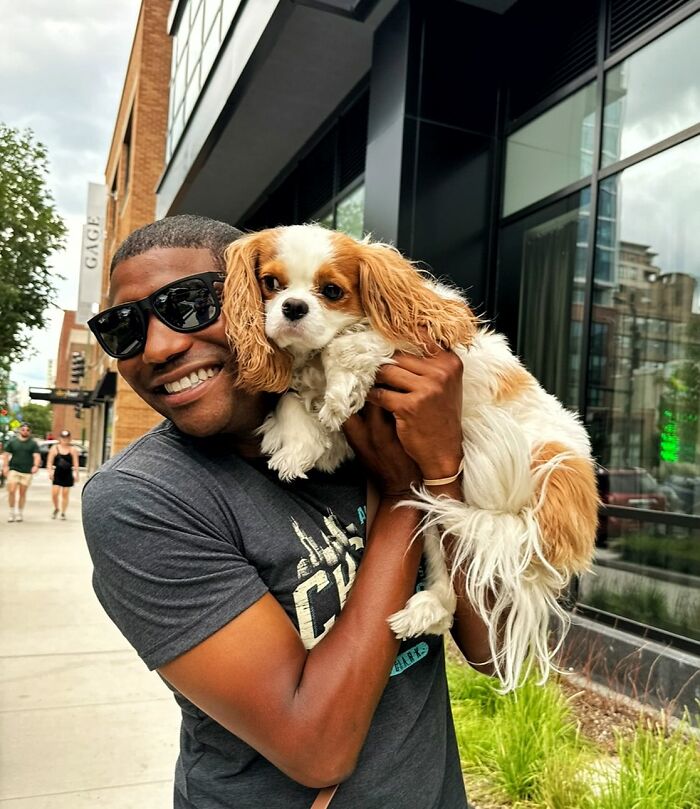 UPS Guy Takes Selfies With All The Neighborhood Dogs While Delivering Parcels (28 New Pics)