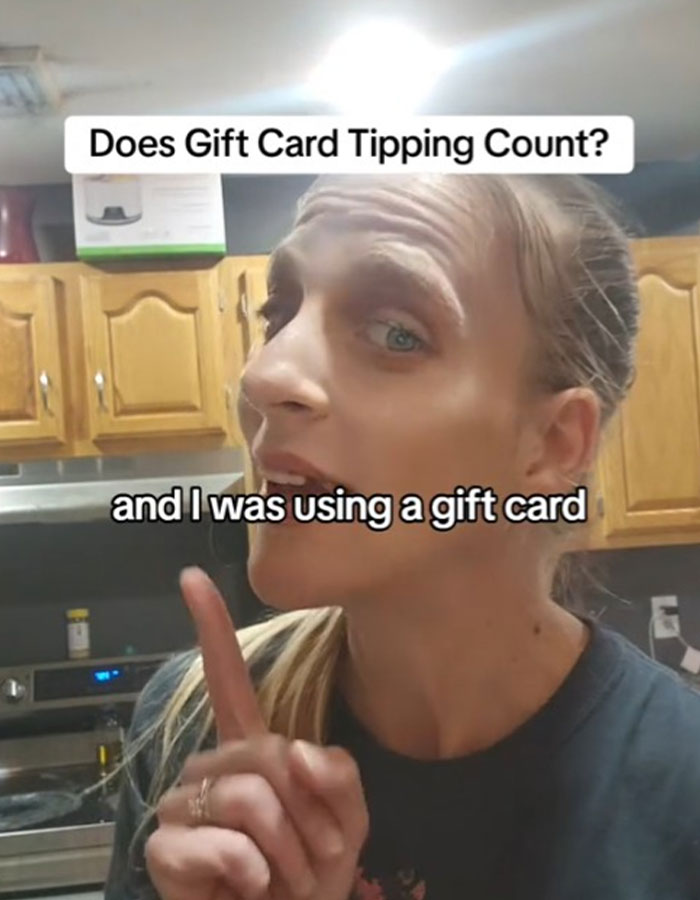 “Tipping Is Out Of Control”: Waitress Rejects 35% Gift Card Tip, Leaving Customer Confused