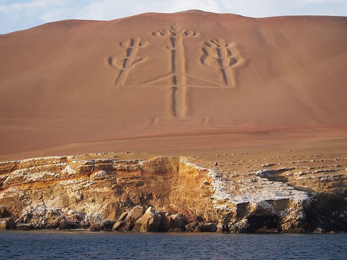 El Candelabro de Paracas es un conocido geoglifo prehistórico que se encuentra en la cara norte de la península de Paracas, en la bahía de Pisco (Perú).