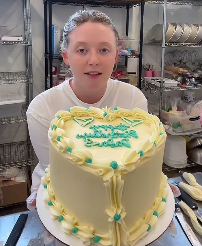 TikToker Snags Over 13M Views After Her Live Cake Decoration Gets Corrected By The Watching Client 