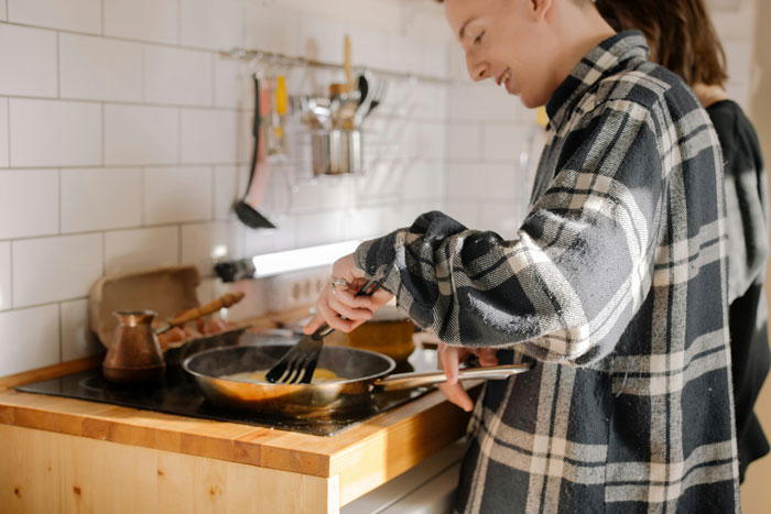 Entitled Dad Demands Bio Son Start Cooking For His Stepchildren, Gets Livid As Mom Supports Kid