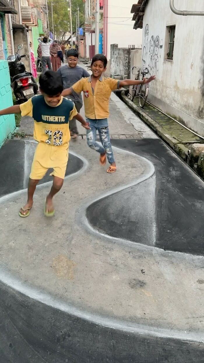 Art Teacher Entertains His Neighborhood With Fun 3D Street Art Made With Chalk (31 Pics)