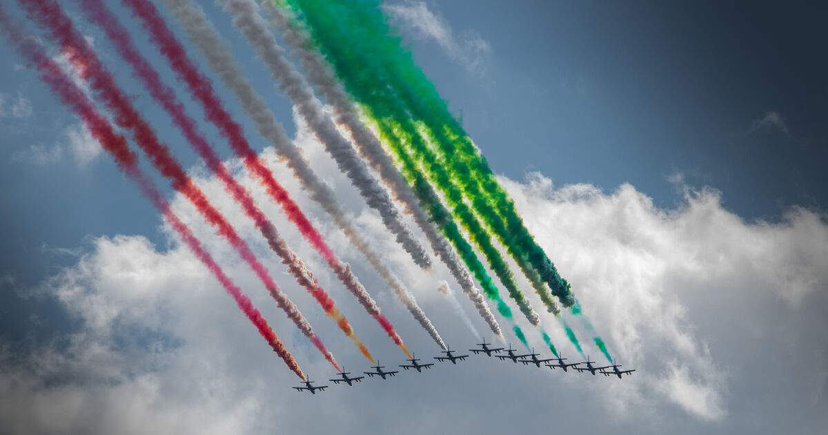 I Photographed The Frecce Tricolori Flyover Bored Panda