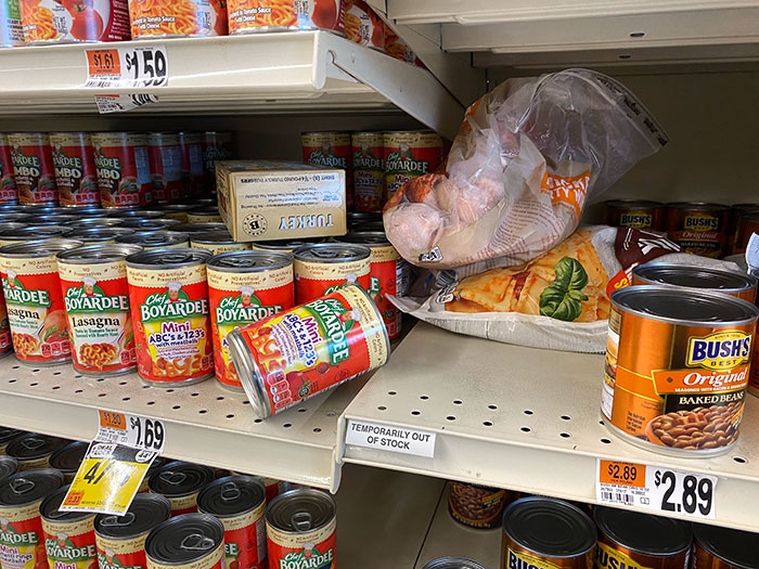 Clientes que dejan comida congelada en los pasillos de comida seca