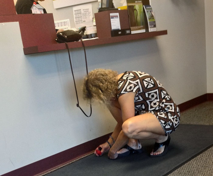 Haciendo cola en el banco, y la clienta de turno decide que es el momento perfecto para pintarse las uñas de los pies.