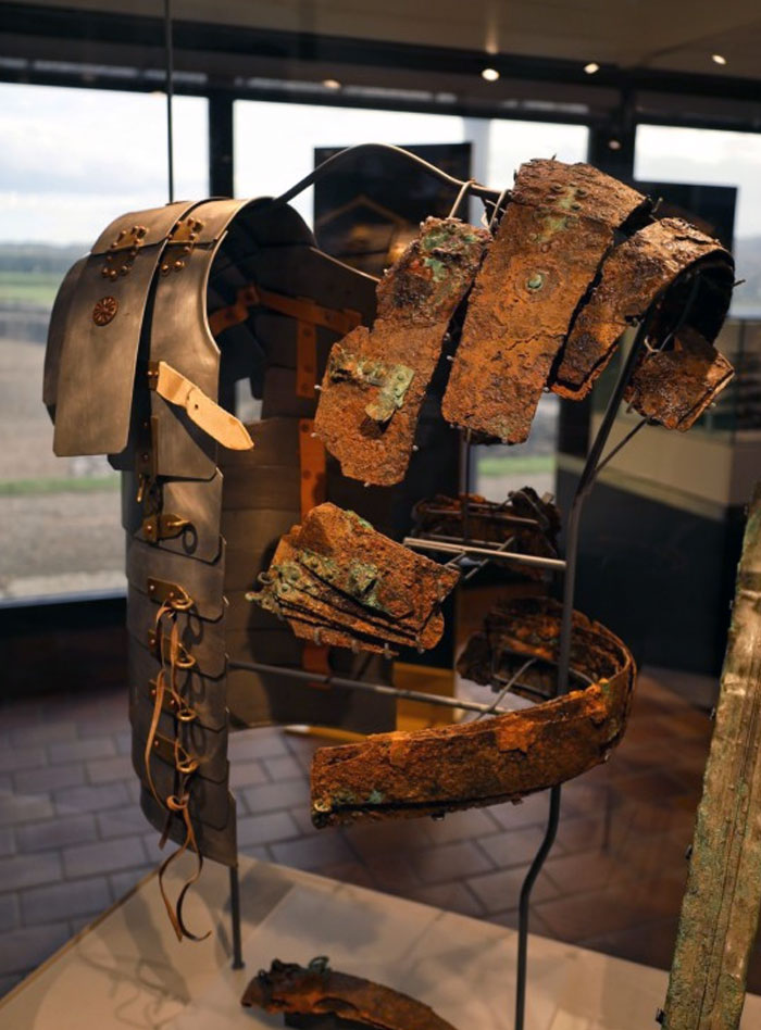 La armadura romana de placas «Lorica Segmentata» mejor conservada del mundo hasta la fecha, Museo del Yacimiento Romano de Corbridge, Muralla de Adriano, Northumberland, Reino Unido.