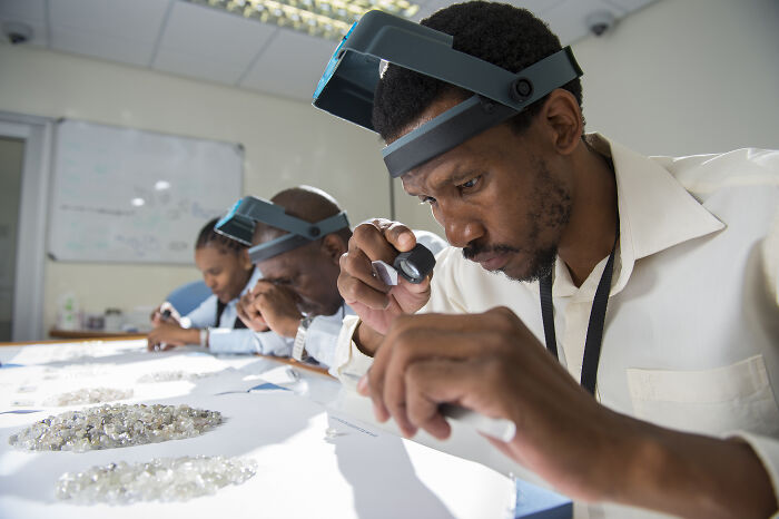 Miners Find The Second Biggest Diamond Ever And It’s 2,492 Carats, People Are Amazed