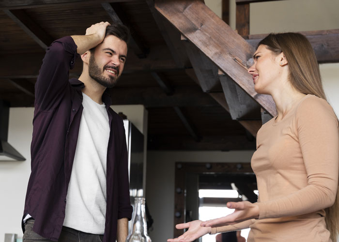 Husband Keeps Introducing Woman As Aquarium Guide Instead Of Marine Biologist, She’s Had Enough